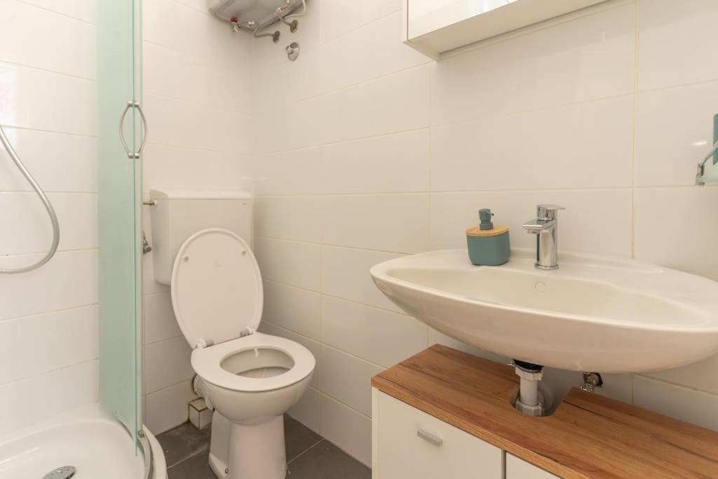 Ena - Located In Quiet Area 500m Of The Sea Apartment Pula