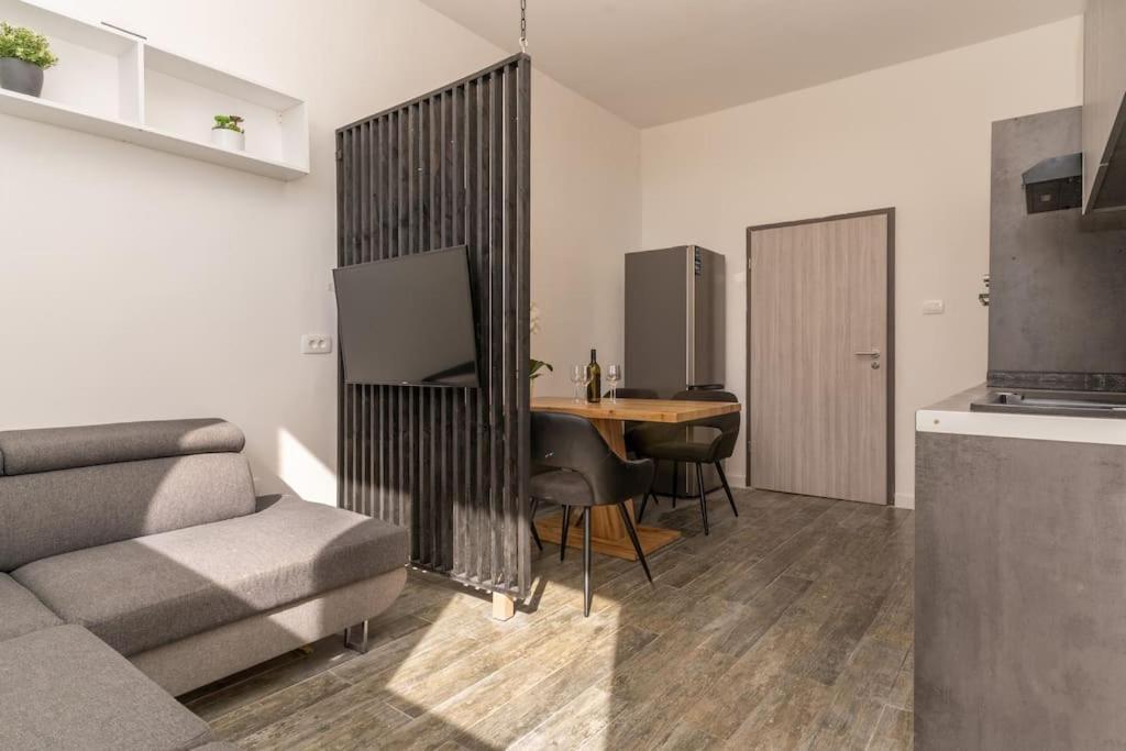 Ena - Located In Quiet Area 500m Of The Sea * Pula